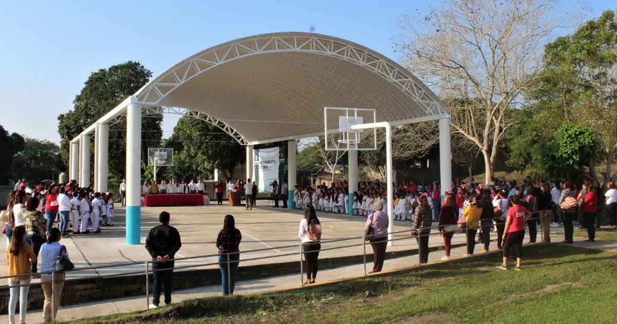 Protegen a niños del sol y la lluvia en escuela primaria de Naranjos