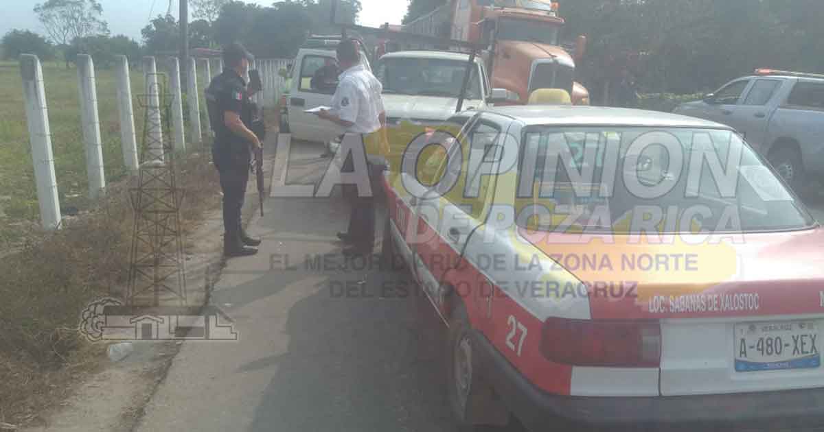 Camioneta libra un bache, invade carril y se estampa contra un taxi