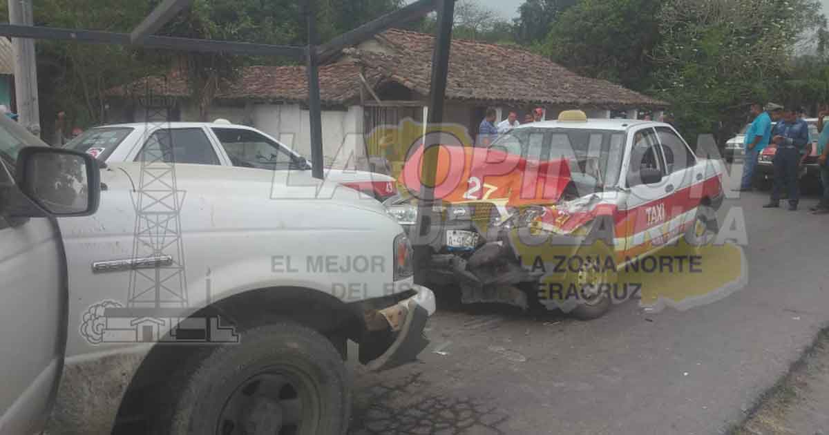 Camioneta libra un bache, invade carril y se estampa contra un taxi