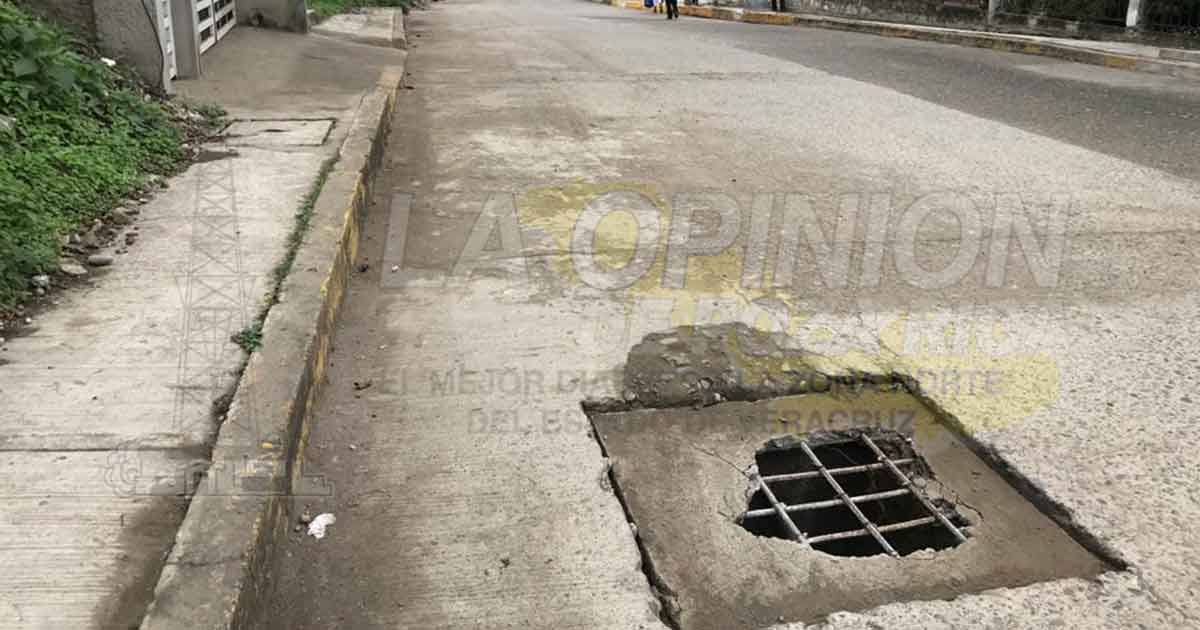 Un peligro, coladeras destrozadas en Totolapa