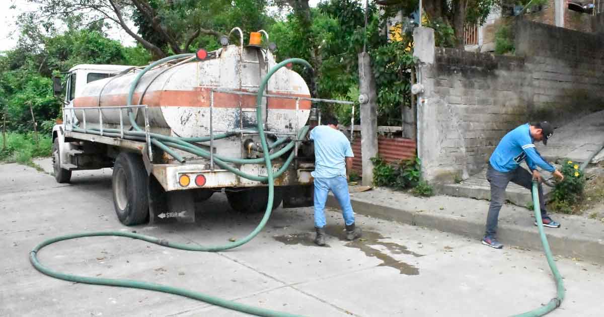Lleva Gobierno de Poza Rica agua a las colonias