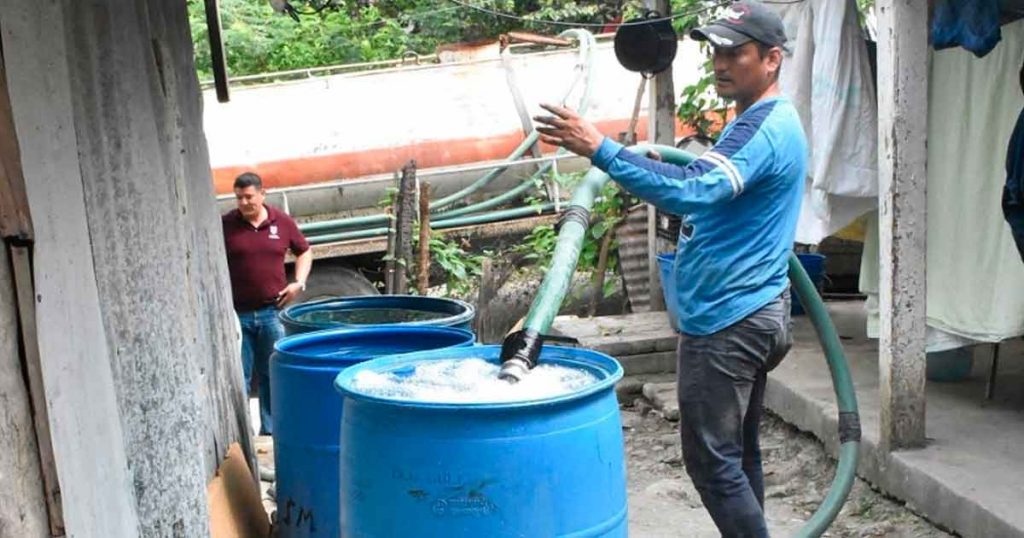 Lleva Gobierno de Poza Rica agua a las colonias