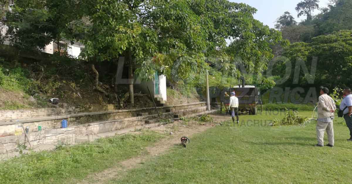 Dan mantenimiento a campo deportivo