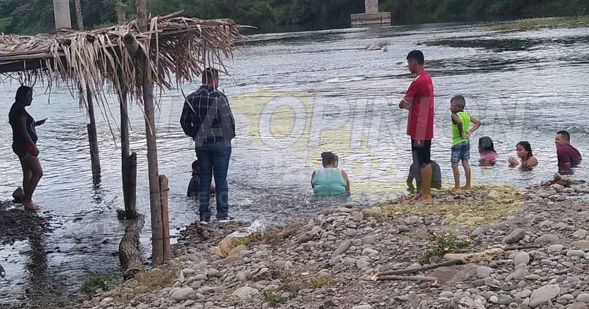Palaperos y visitantes son retirados del río, en Coatzintla