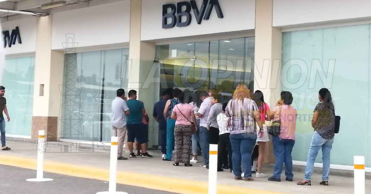 Se arriesgan cuentahabientes afuera de los bancos