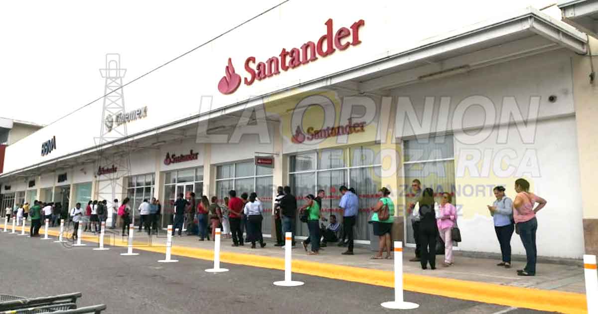 Se arriesgan cuentahabientes afuera de los bancos