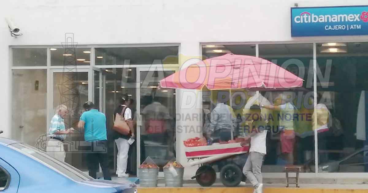 Se arriesgan cuentahabientes afuera de los bancos