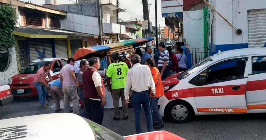 Taxista embiste carrito ambulante de comerciante en Tuxpan