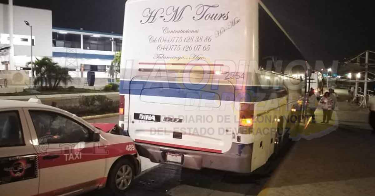 Por esquivar un carro, taxista se impacta en la parte trasera de un camión