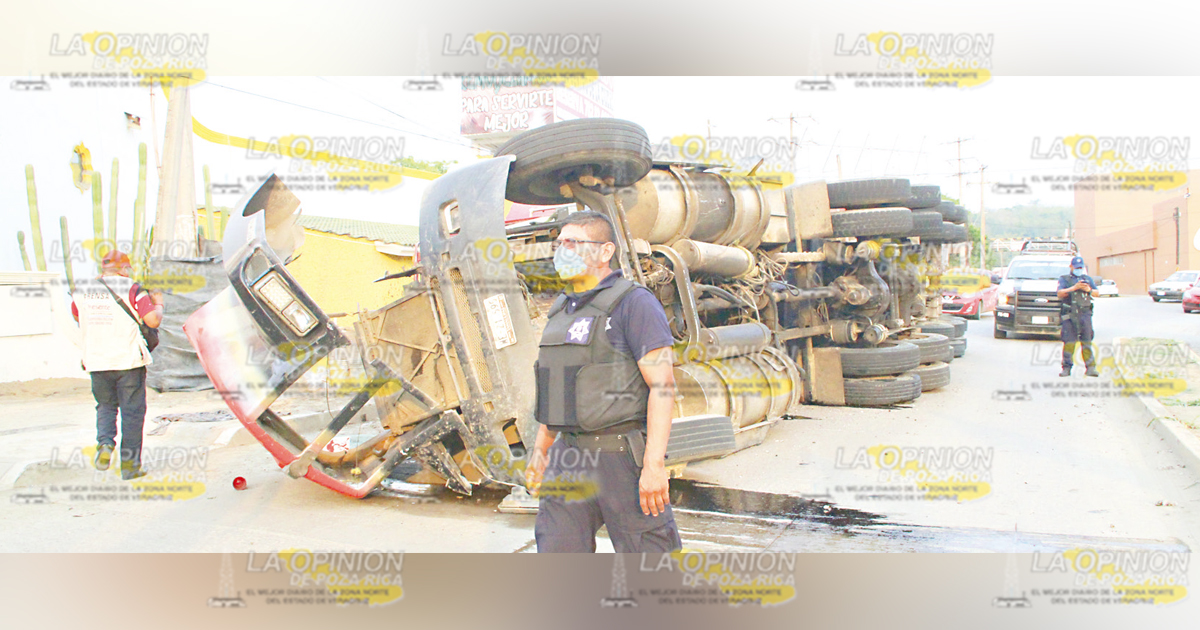 Vuelca tráiler en el nuevo bulevar
