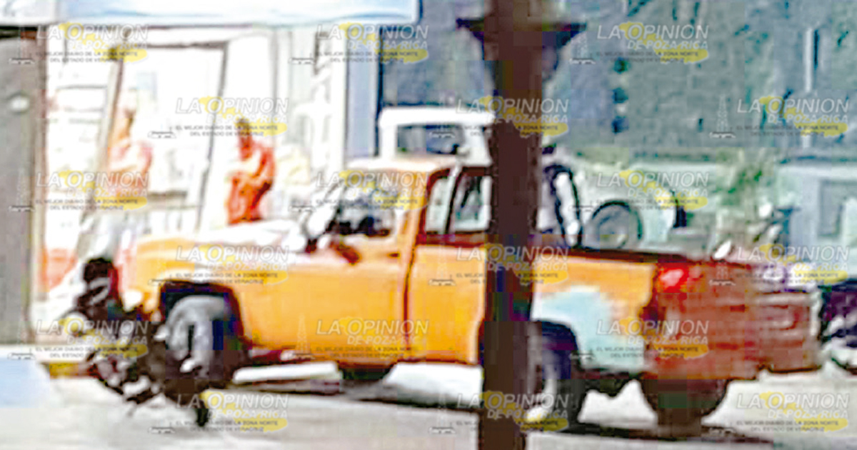 Camioneta se impacta en un Oxxo