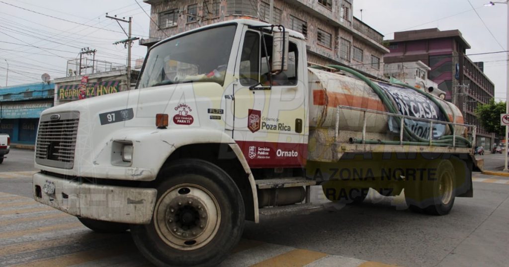 Comerciantes lavan banquetas