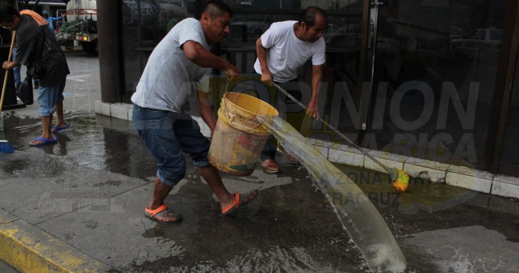 Comerciantes lavan banquetas