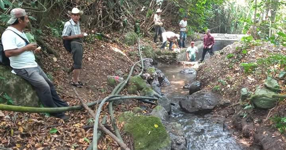 Limpian los depósitos de donde se abastecen de agua en Chontla