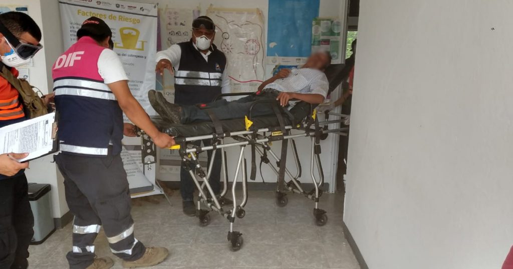 ¡Taxi vuelca y cae a una zanja!