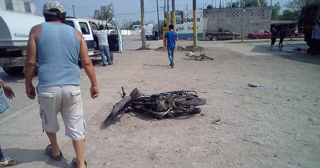 Motociclista se lesiona al chocar contra una pipa