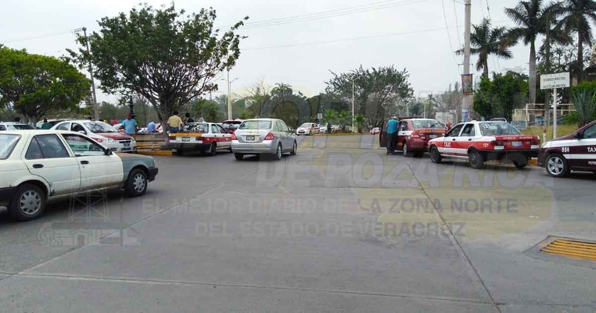 Taxistas no respetan la sana distancia