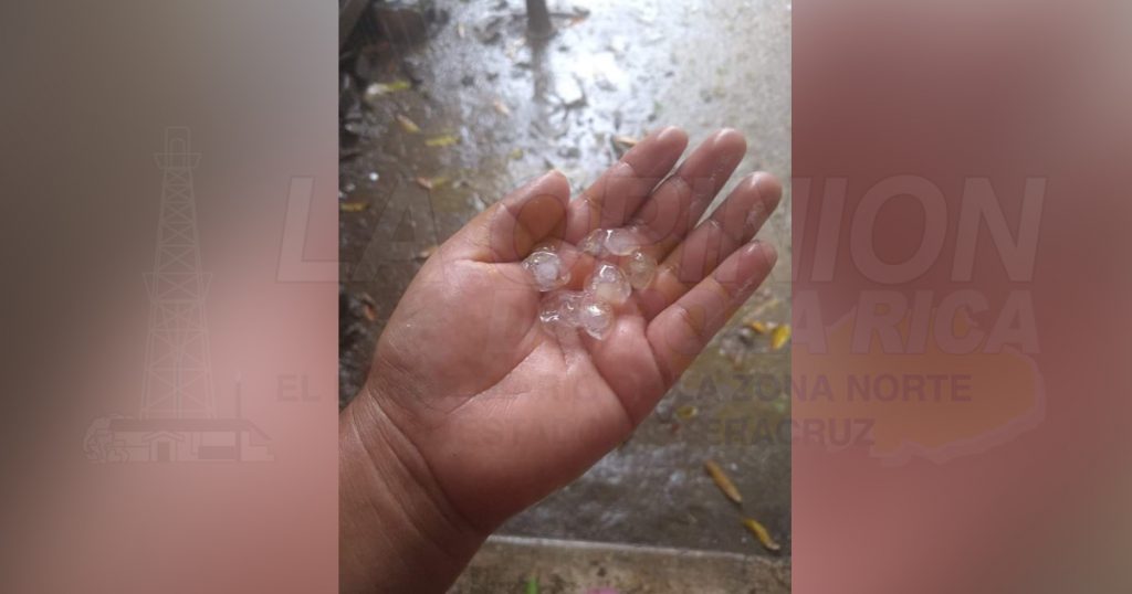 Sorprende granizo en Coyutla
