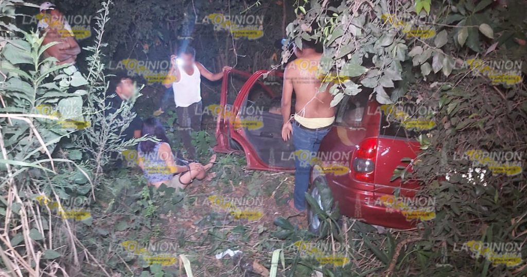 Volcadura de Chevy deja cuatro mujeres heridas