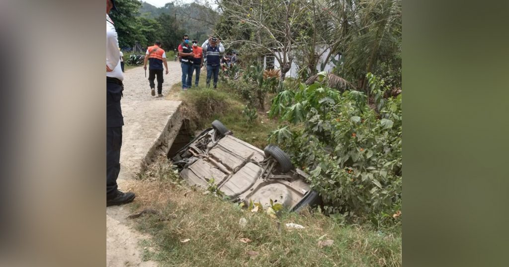 ¡Taxi vuelca y cae a una zanja!