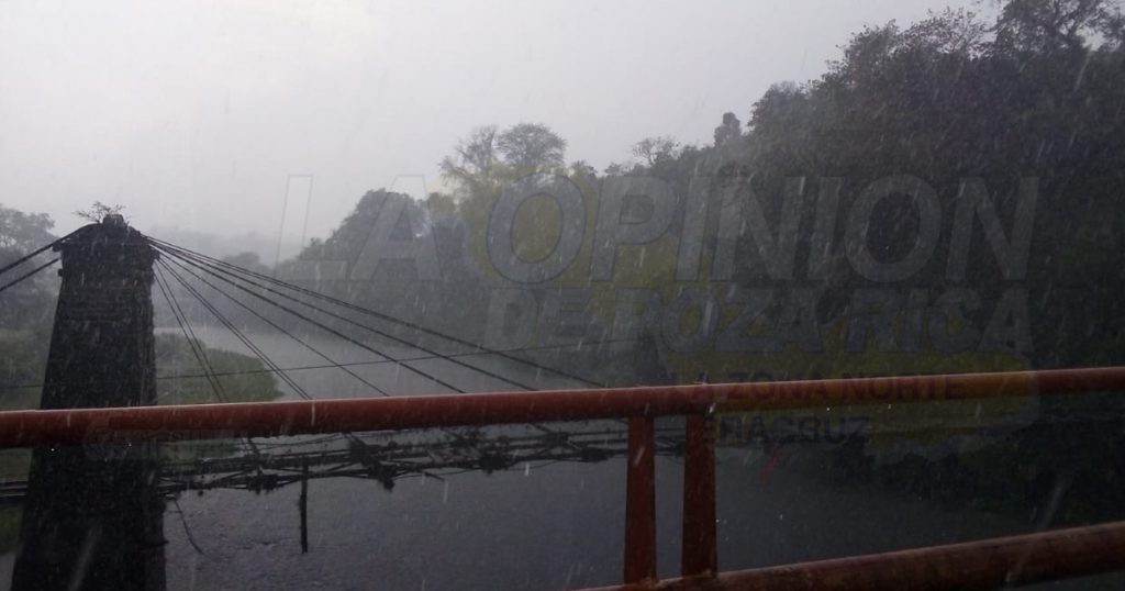 Sorprende granizo en Coyutla