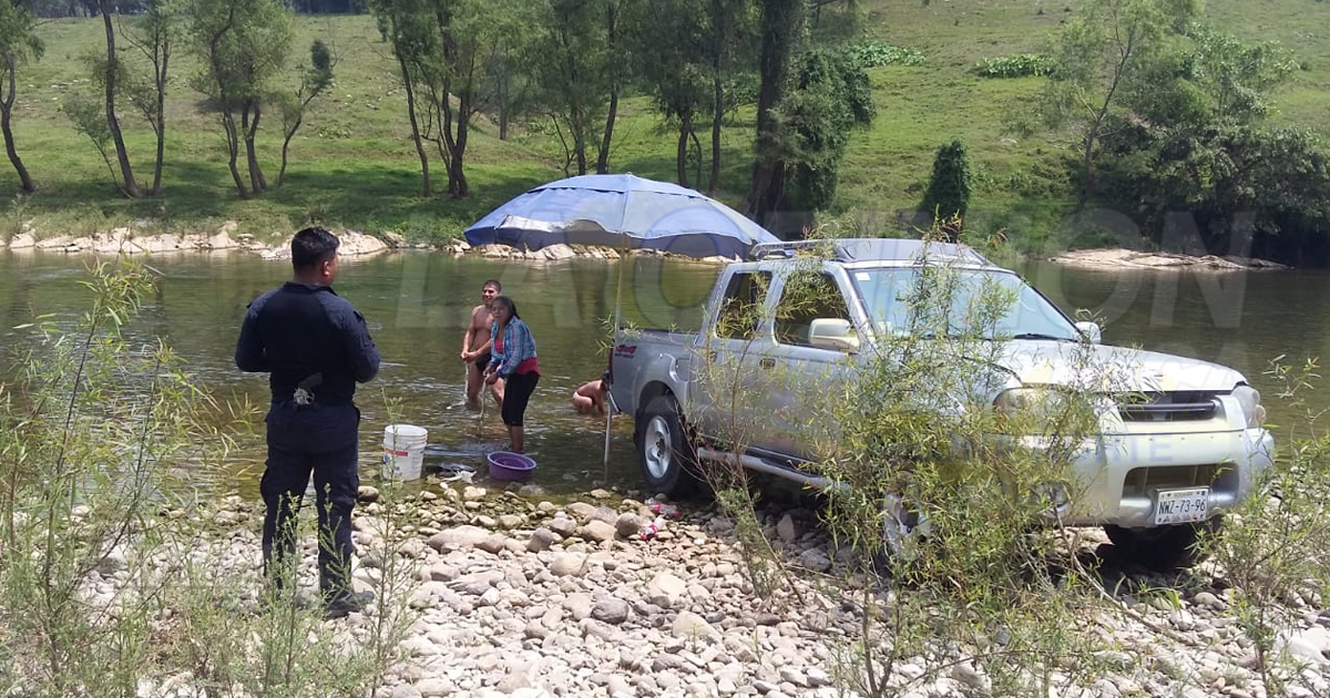 Turistas tercos, acuden al río a refrescarse en plena contingencia