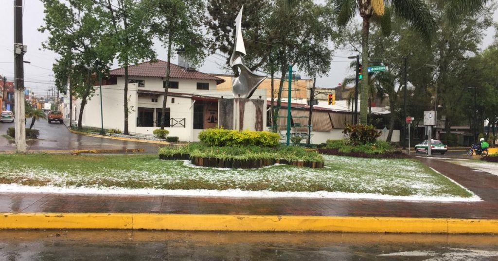 Lluvia, granizo y rayos bañan a los xalapeños