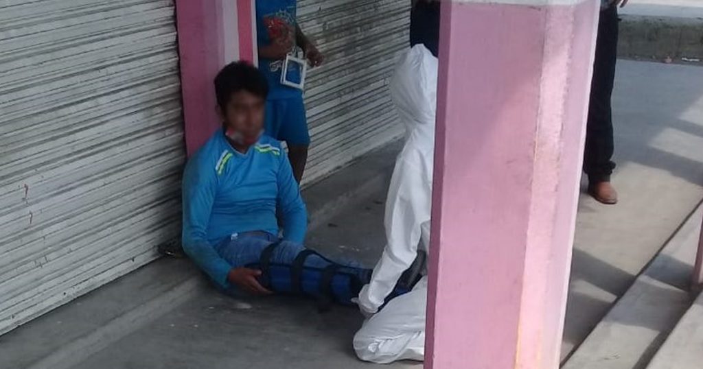 Joven mototortillero cae de su motocicleta y se lesiona