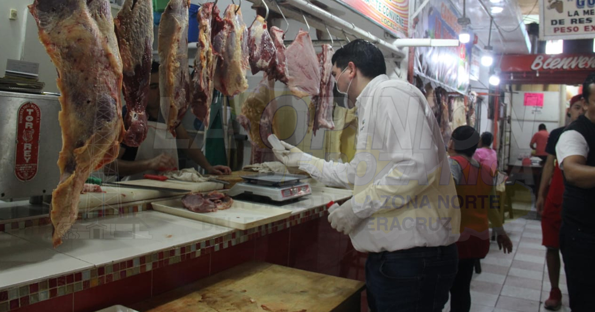 La Opinión entrega gel antibacterial en locales del Mercado Poza Rica