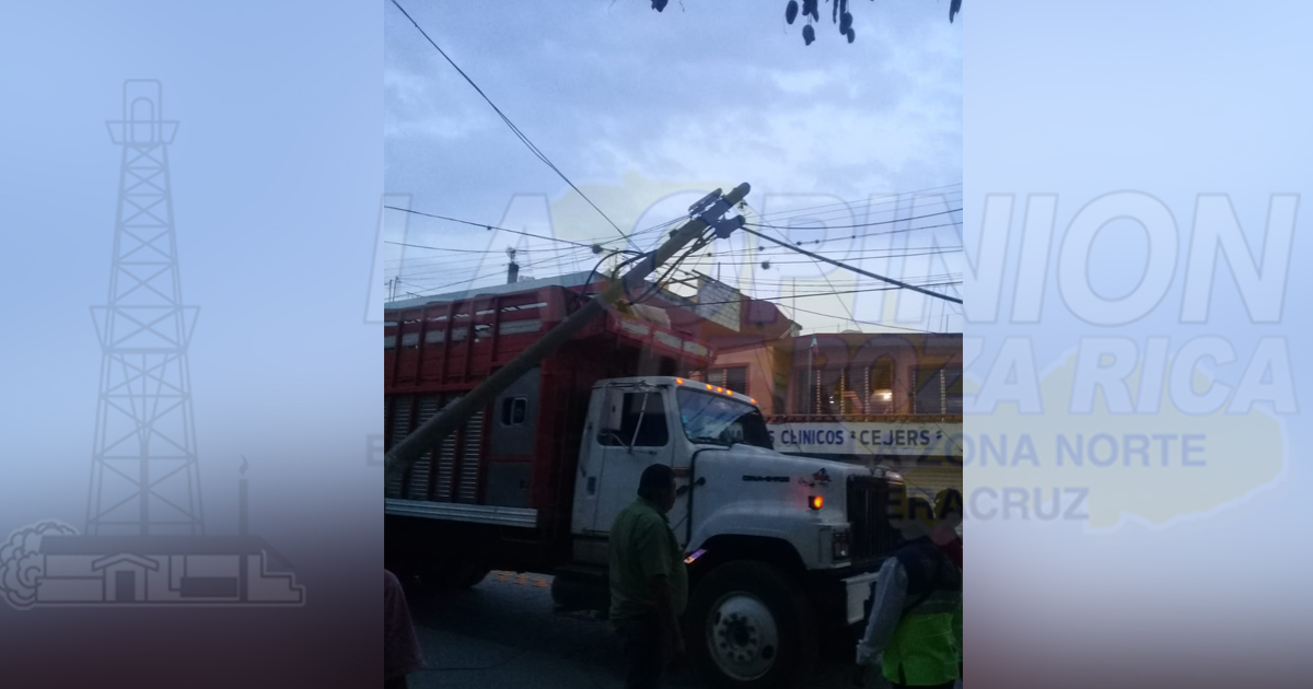 Camión revienta cables y tira poste de telefonía