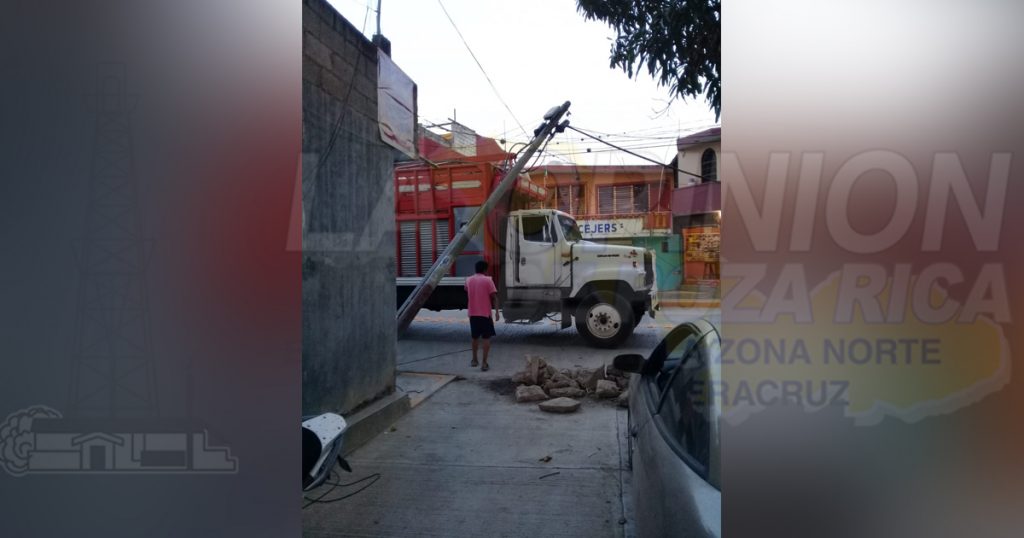 Camión revienta cables y tira poste de telefonía