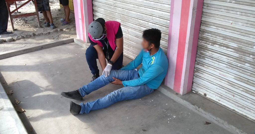 Joven mototortillero cae de su motocicleta y se lesiona