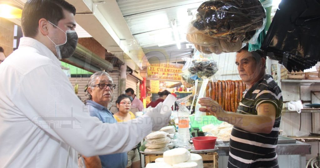La Opinión entrega gel antibacterial en locales del Mercado Poza Rica
