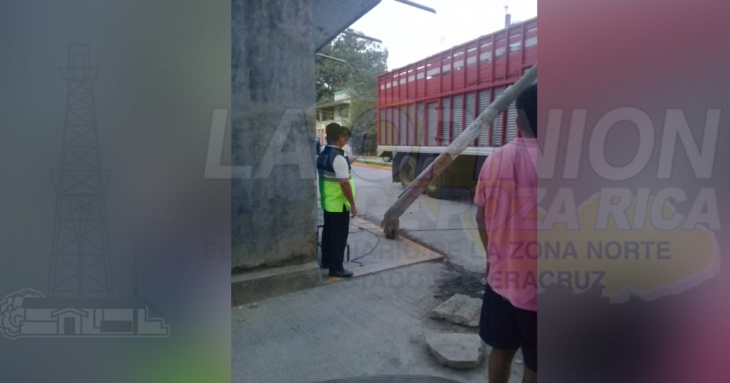 Camión revienta cables y tira poste de telefonía