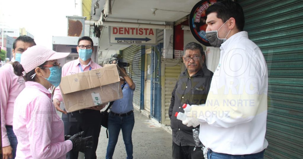 La Opinión entrega gel antibacterial en locales del Mercado Poza Rica