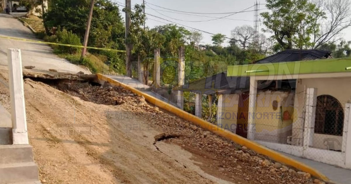 Fuga de agua provoca socavón