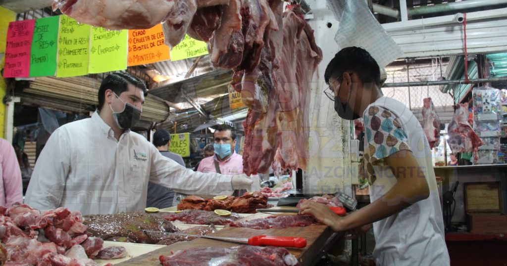 La Opinión entrega gel antibacterial en locales del Mercado Poza Rica
