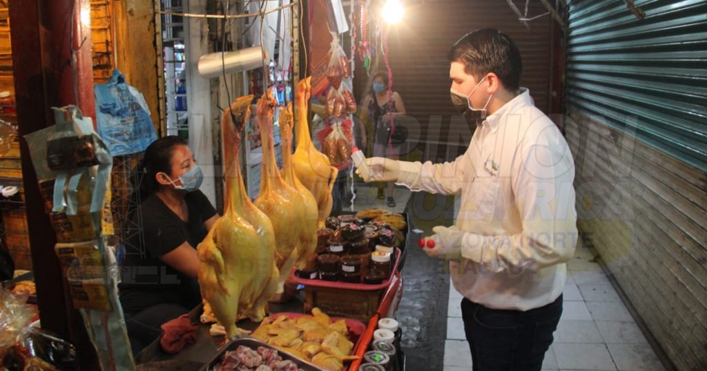 La Opinión entrega gel antibacterial en locales del Mercado Poza Rica