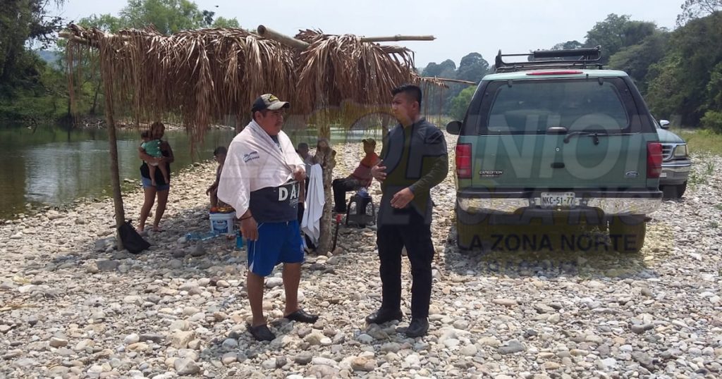 Turistas tercos, acuden al río a refrescarse en plena contingencia