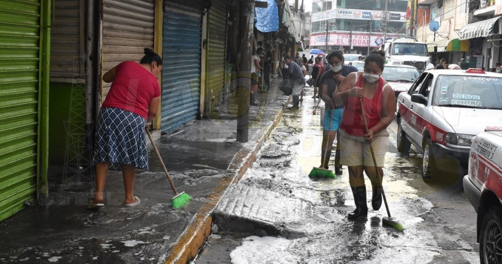 Limpian calles periféricas al Mercado Poza Rica
