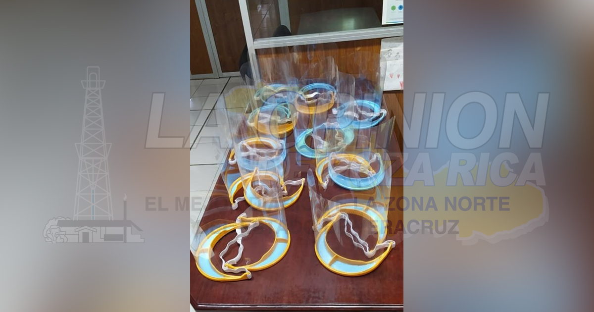 Donan caretas de protección elaboradas por estudiantes a personal de Salud