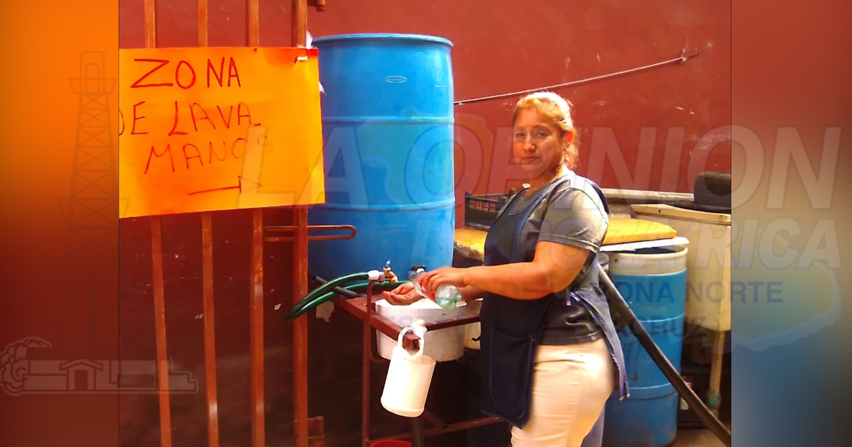 Extreman limpieza de manos en el mercado de Tuxpan