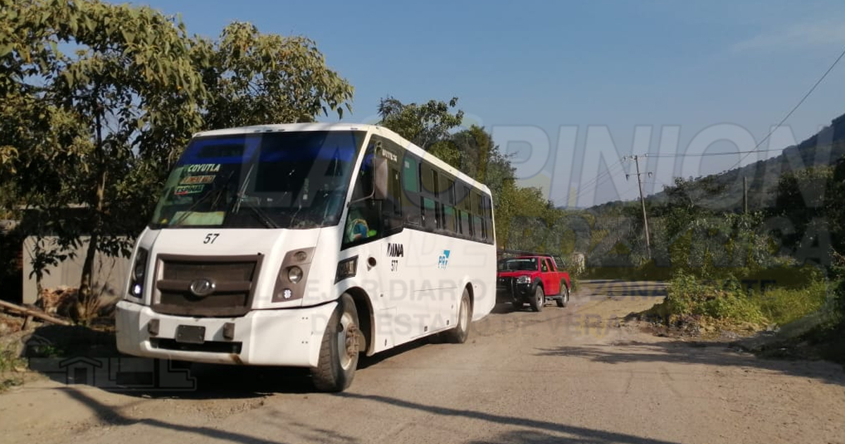 Cierran paso a autobuses de transporte público