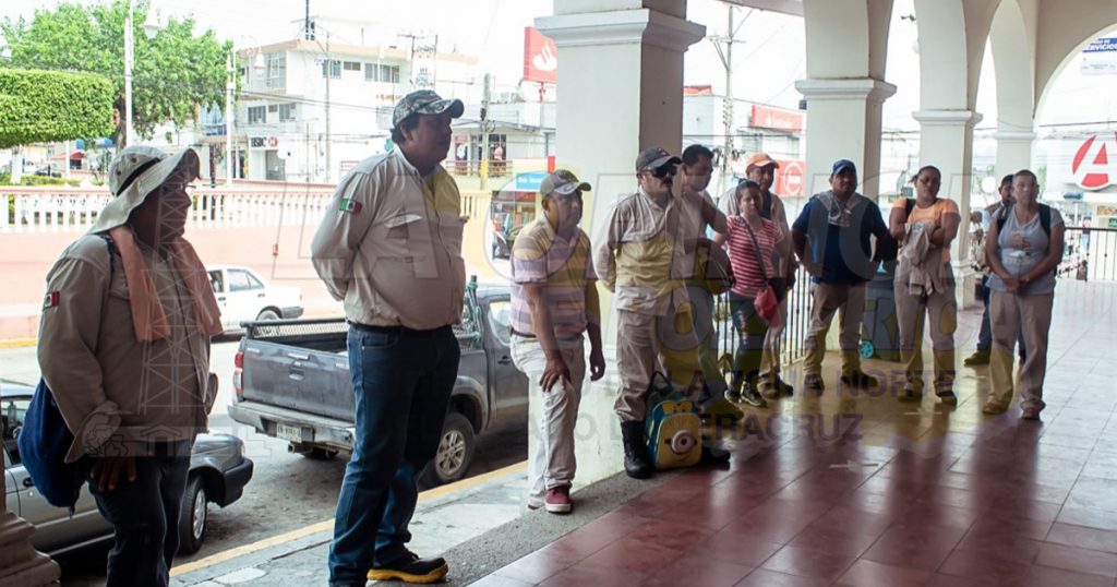 Entregan uniformes a personal de limpia publica en Naranjos