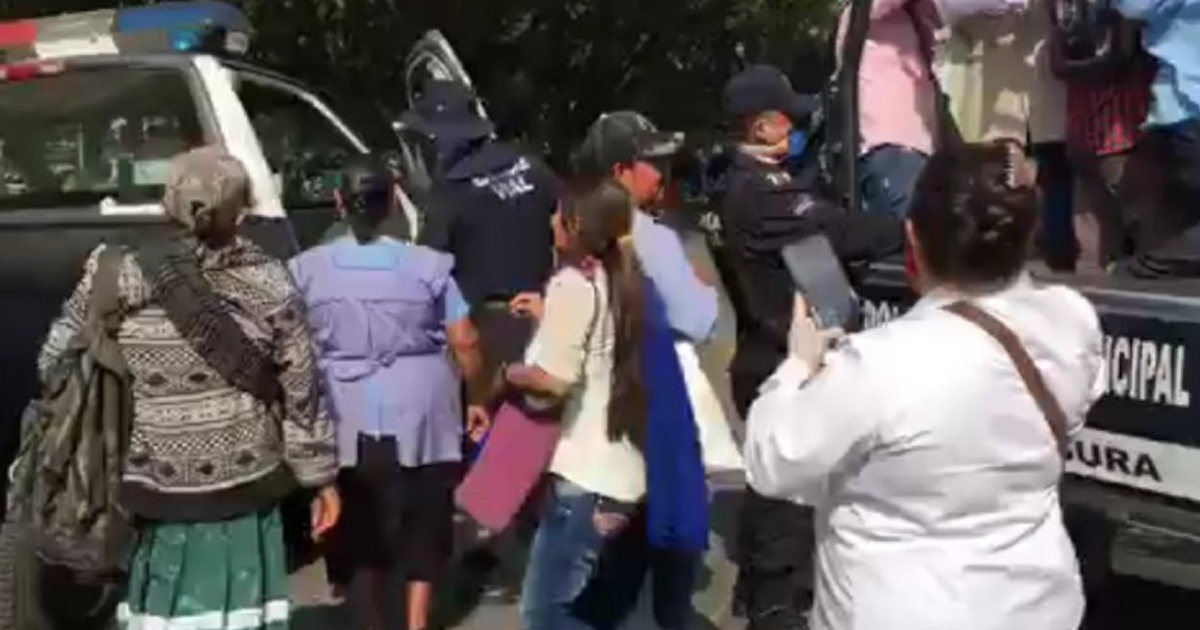 Campesinos duermen afuera de banco en Oaxaca para cobrar apoyos