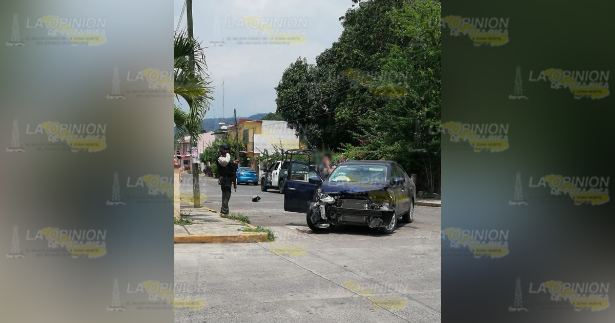 Fuerte choque entre un coche y una patrulla de la fuerza civil