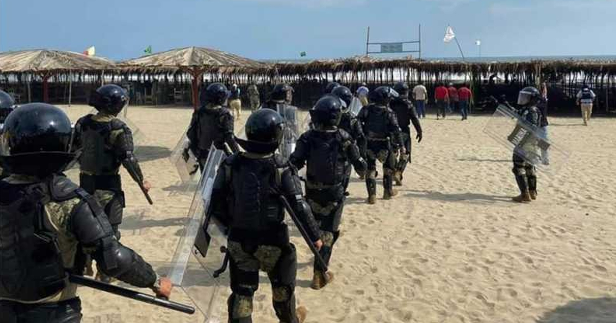 Marina desaloja turistas en playas de Acapulco