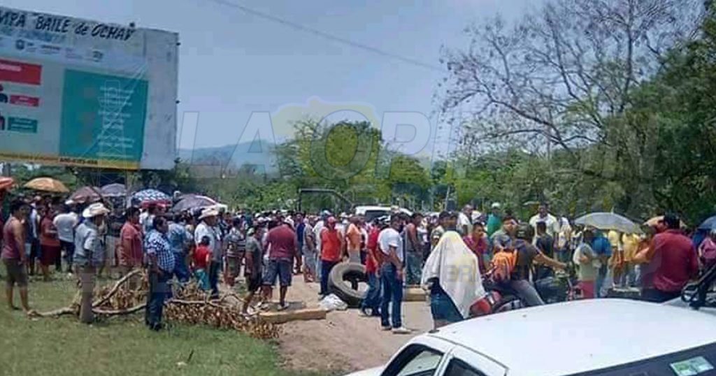 Bloquean la carretera estatal Naranjos-Chontla
