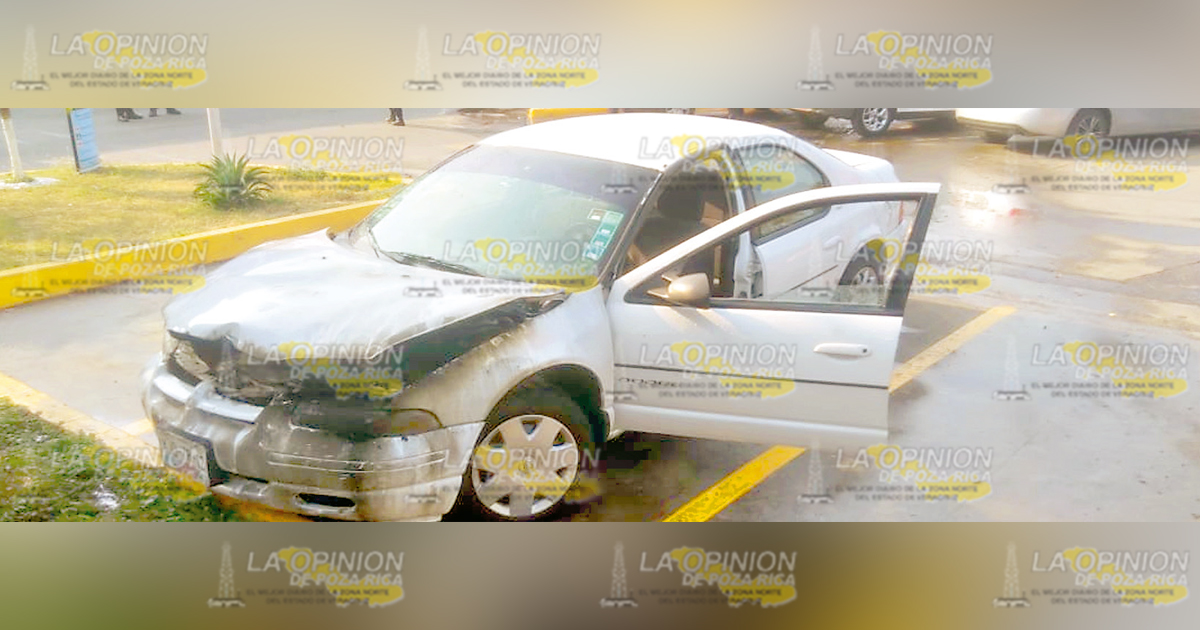 Se quema automóvil en plaza comercial