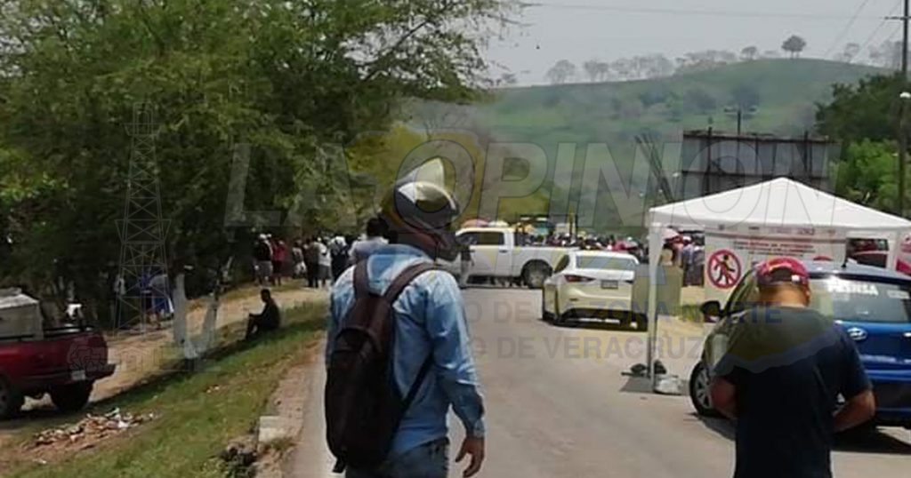 Bloquean la carretera estatal Naranjos-Chontla